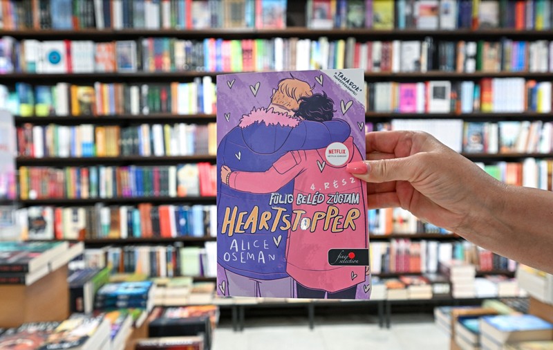 Un lanț de librării din Ungaria a scăpat de o amendă usturătoare datorită unei virgule lipsă în legea anti-LGBTQ dată de guvernul lui Viktor Orban