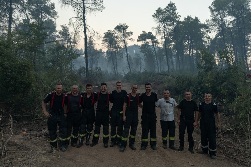 De şase zile legate, pompierii români stau în prima linie a luptei cu incendiile din Grecia
