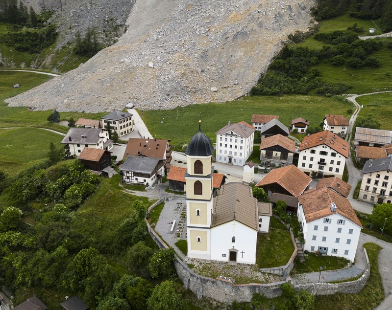 FOTO: Un sat elvețian a scăpat „la limită” să fie înghițit de o alunecare de teren masivă