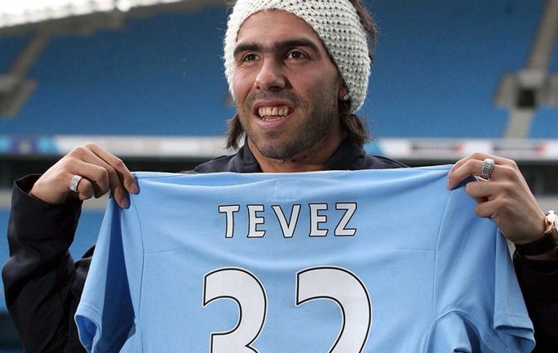 Tevez va evolua la rivala Manchester City