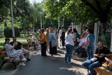 Părinți și bunici, așteptând ca elevii să iasă de la proba de matematică | Foto: Vlad Chirea