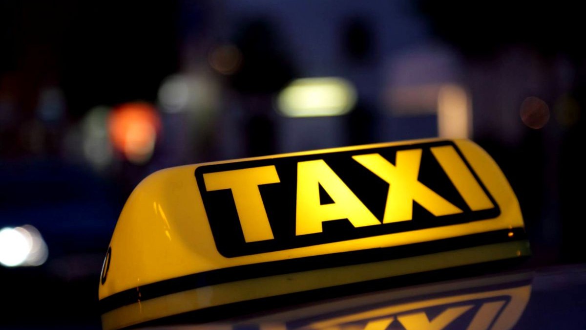 O mare firmă de taximetrie și-a suspendat activitatea. Comenzile au scăzut cu 90% în pandemie. Siglă de taxi luminată