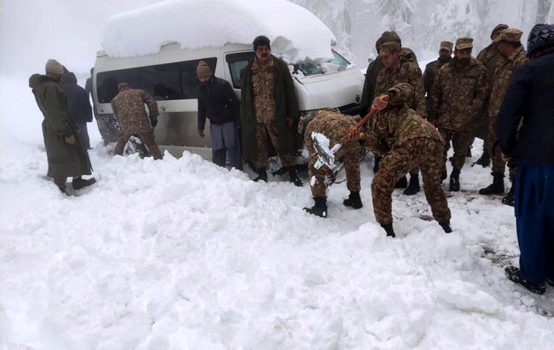 Cel puțin 16 oameni au murit înghețați în mașini, în timpul unei furtuni de zăpadă din Pakistan