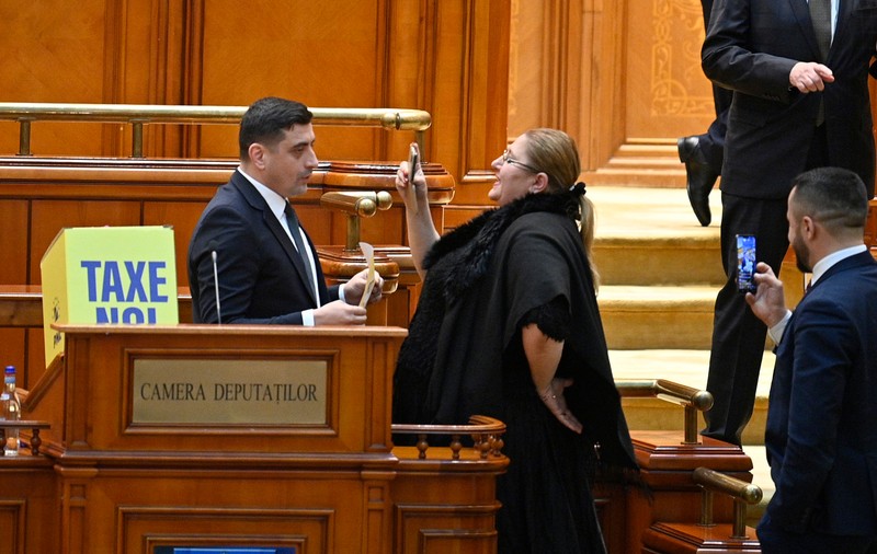 Simion și Șoșoacă sunt copiii lui Nicu și Marcel cu Iohannis