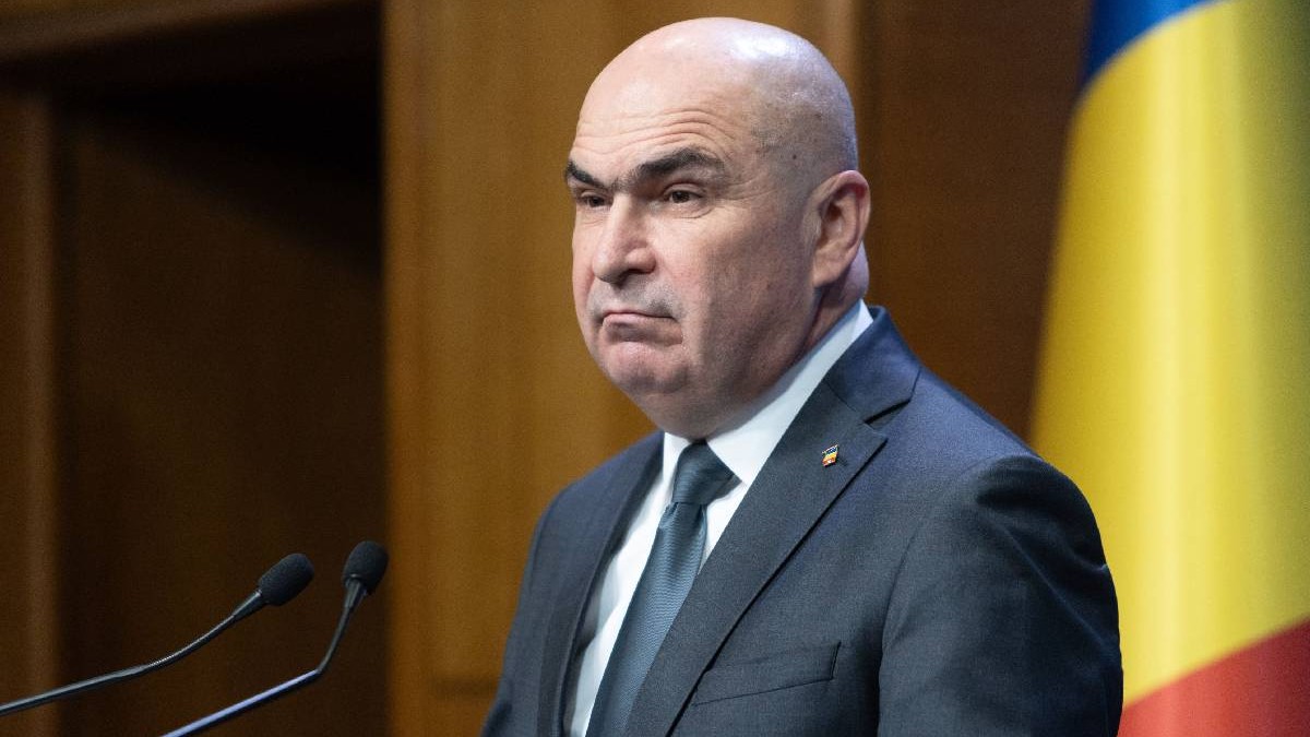 Premierul Ilie Bolojan în timpul unei conferințe de presă