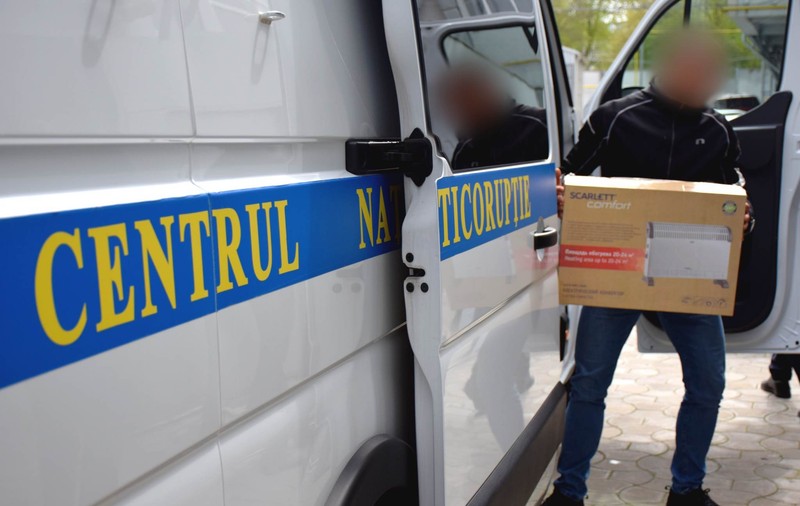 Doi angajați ai Primăriei Chișinău, reținuți după ce au furat ajutoarele destinate refugiaților ucraineni