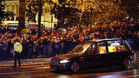 Cortegiul de mașini care transportă sicriul Reginei Elisabeta a II-a a ajuns în Hyde Park Corner | Foto: Profimedia Images