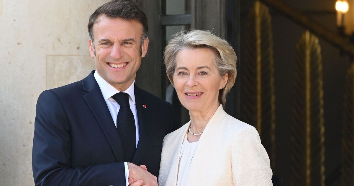 Emmanuel Macron și Ursula von der Leyen se țin de mână și zâmbesc entuziasmați