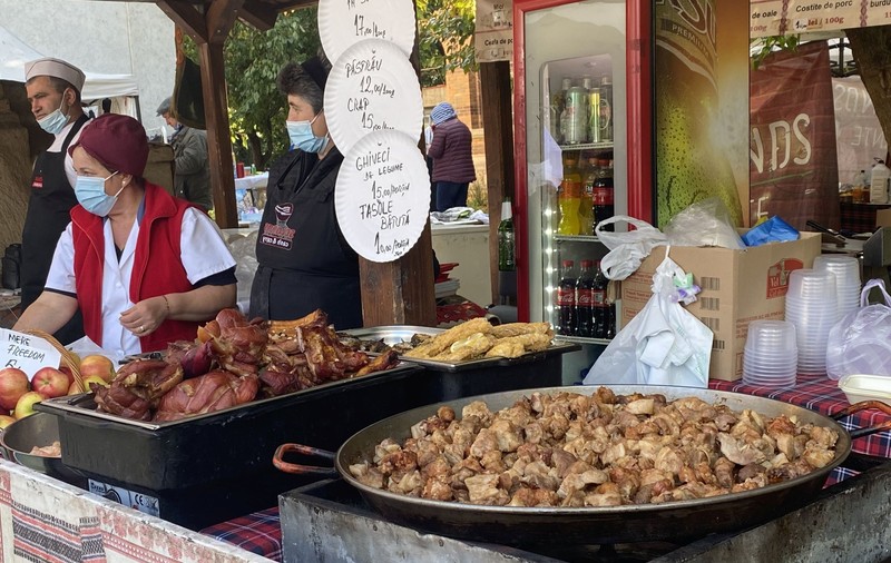 Târgul „Recolte de toamnă” la MȚR:  Sarmale muntenești, pastramă de berbecuț, mere, pere și must proaspăt