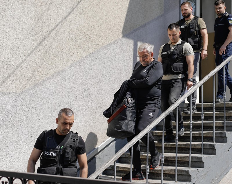Fostul ministru Sebastian Vlădescu s-a predat la poliție. El a fost escortat spre penitenciar după ce a fost condamnat la 7 ani de închisoare