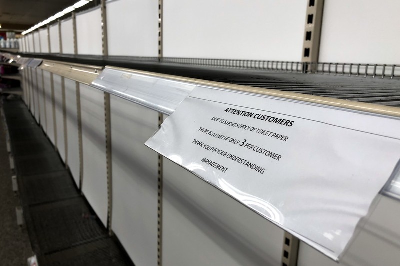 Doar afișul prin care e anunțată raționalizarea hârtiei igienice la 3 suluri de persoană a rămas pe rafturi, într-un supermarket din Australia