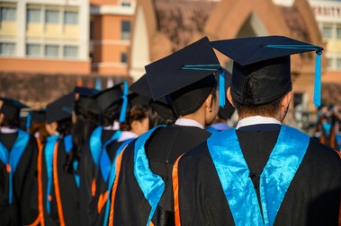 Tinerii înstăriți, după facultate, rămân în marile metropole | Foto: Shutterstock