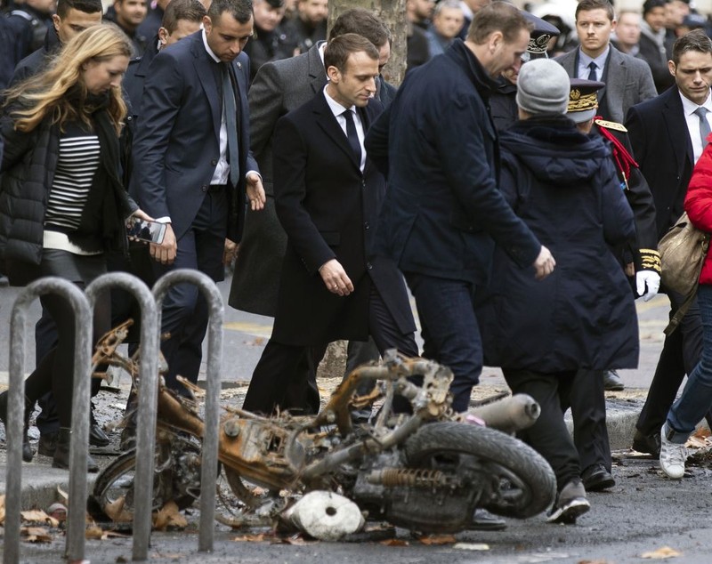 Emmanuel Macron a vizitat Arcul de Triumf din Paris, care a fost vandalizat de protestatari