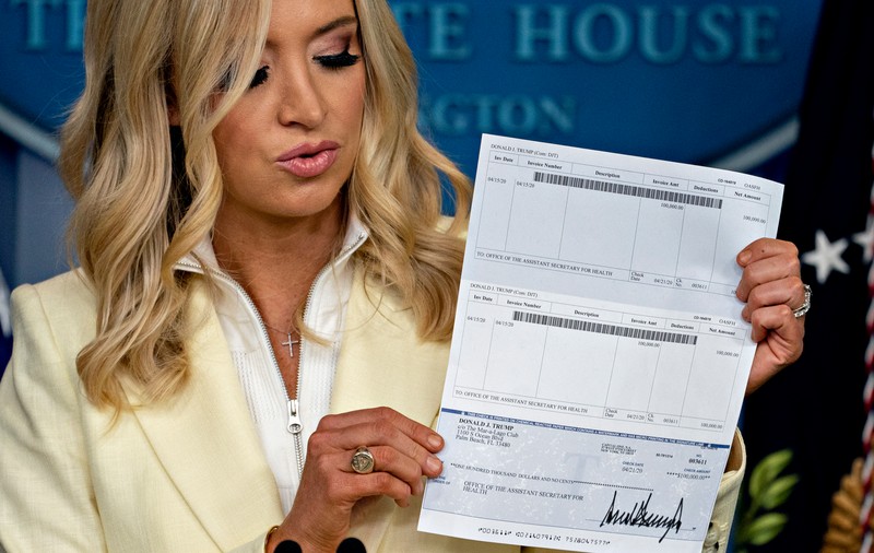 Detaliile contului bancar al președintelui american Donald Trump au fost dezvăluite din greșeală de secretarul său de presă