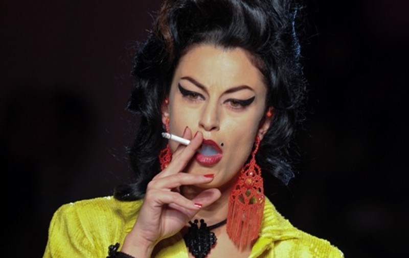 O colecţie Jean Paul Gaultier, dedicată cântăreţei Amy Winehouse, criticată dur de tatăl ei