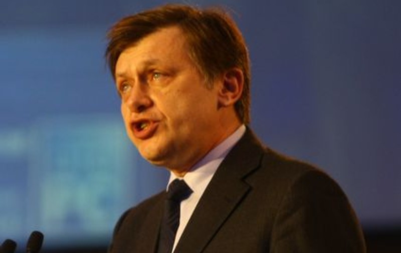 Crin Antonescu îl critică pe Daniel Funeriu: "A vrut să dovedească pe spinarea a 100.000 de copii că şcoala este zero"