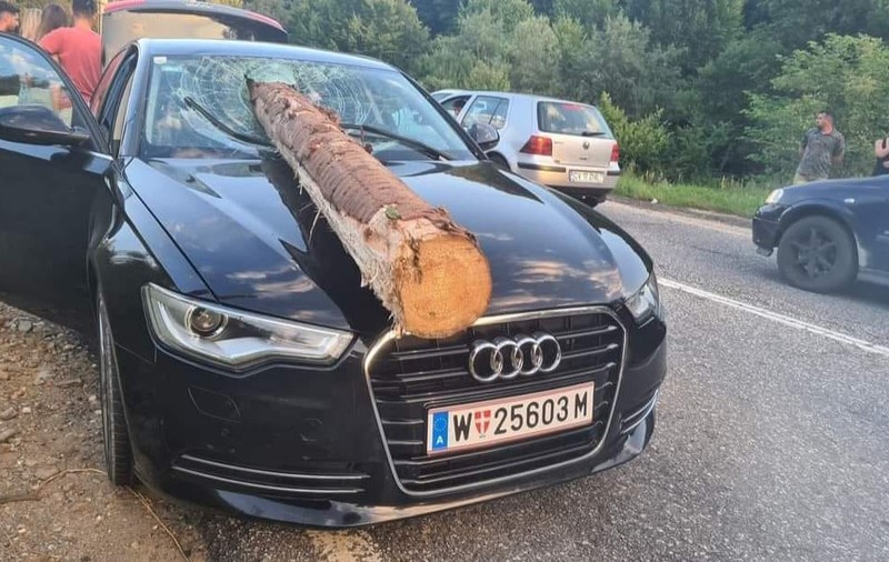 Un buștean a zburat dintr-un camion cu lemne și a trecut prin parbrizul unei mașini, pe DN 10, la Teliu, în Brașov