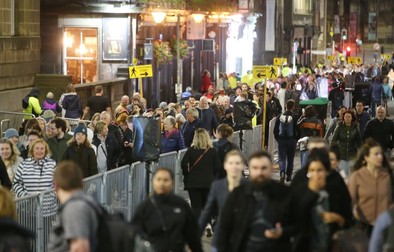 Peste 20.000 de oameni au stat la coadă pentru a ajunge la sicriul reginei Elisabeta a II-a, depus în Catedrala St. Giles din Edinburgh (foto Profimedia)