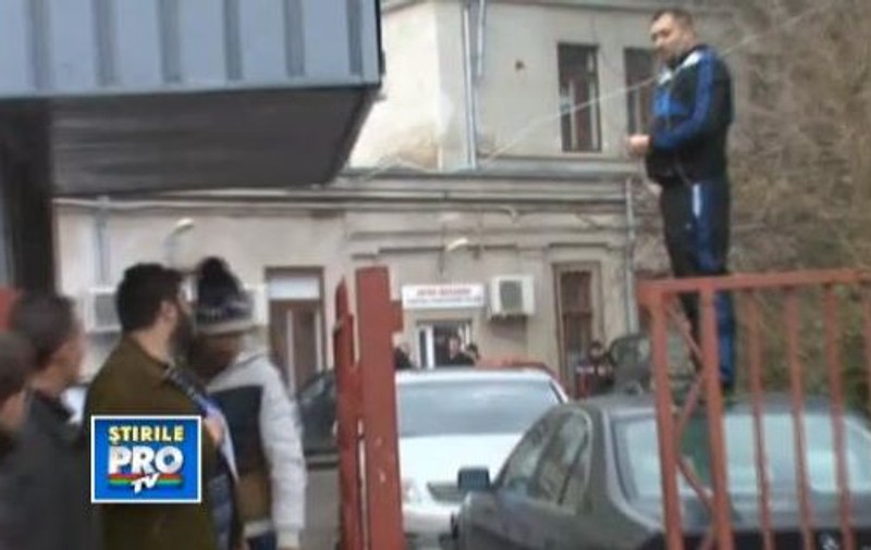 SENZAŢIONAL! Un bărbat a protestat în faţa unei companii de asigurări: "Hoţii! Eu nu am ce mânca, reparaţi-mi Mercedesul" | VIDEO