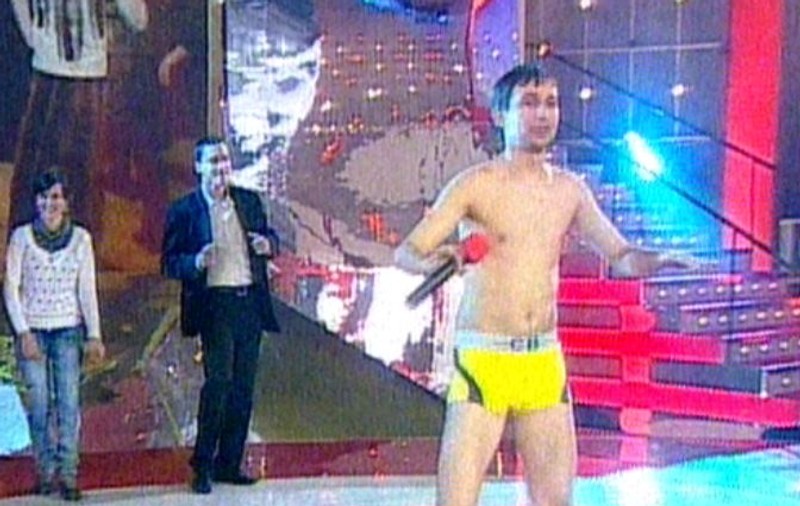 Video | Fernando de la Caransebeş a cântat în chiloţi, în emisiunea "Drept la ţintă"