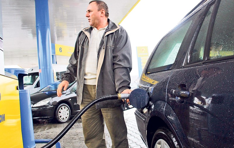 O să ne aduceţi în sapă de lemn! România are CEA MAI MARE CREȘTERE a preţului benzinei din lume
