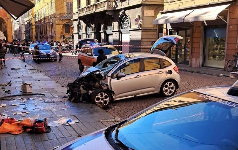Un șofer a intrat cu 100km/h într-o mulțime de oameni la Modena, în Italia: 7 răniți, 4 dintre ei în stare gravă