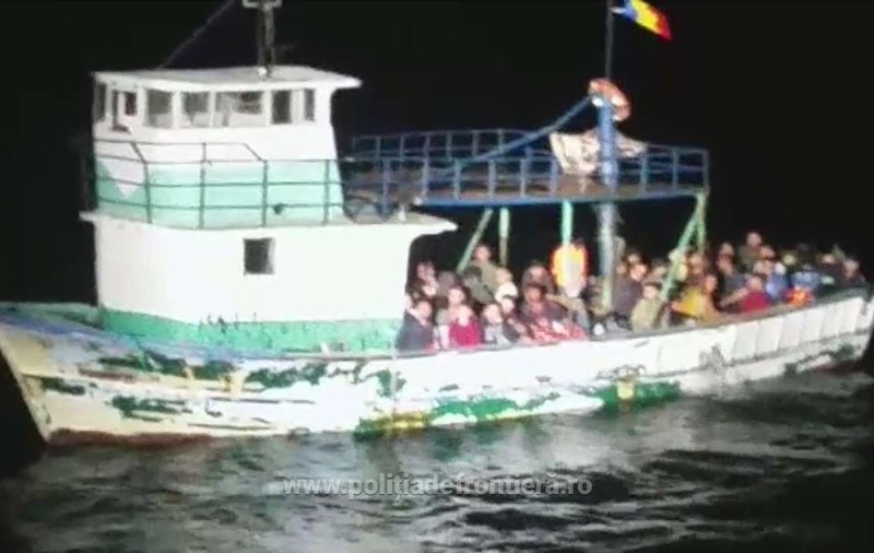 Zeci de migranți, prinși în Mangalia de polițiștii de frontieră. Pescadorul suspect a fost detectat în Marea Neagră | FOTO ȘI VIDEO