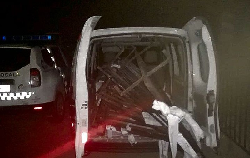 Un individ a furat gardul Poliției, în Bacău. Polițiștii l-au prins cu duba încărcată cu fier