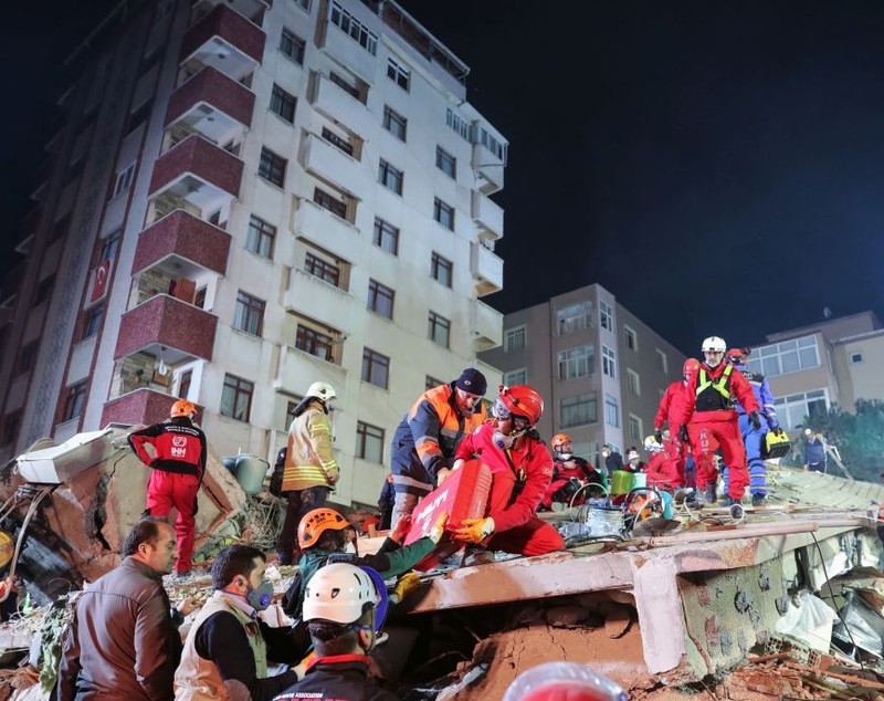 Coșmar după ce un bloc s-a prăbușit în Istanbul. Cel puțin 10 oameni au murit. Momentul tragediei a fost filmat / FOTO&VIDEO