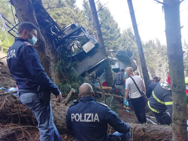 Mai mult echipaje de salvare se află la fața locului | Foto: EPA