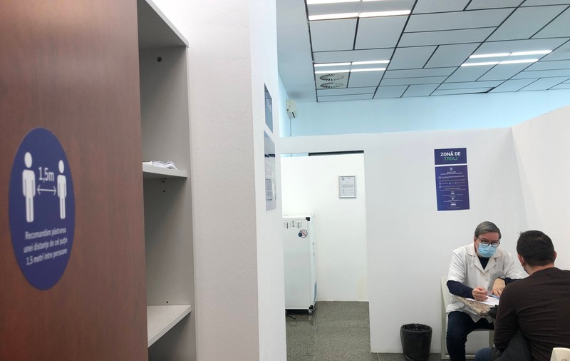 Mitropolia Banatului se implică în campania de vaccinare. Două frigidere de mare capacitate, donate pentru centrele din Timișoara