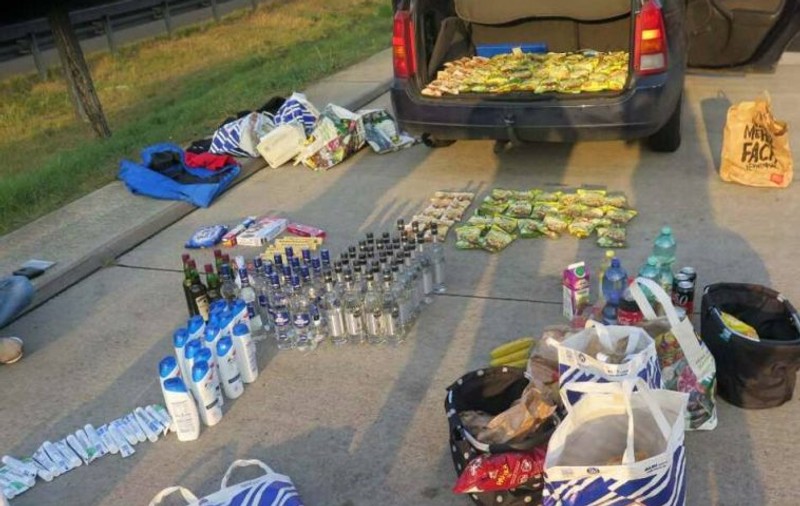Doi români prinși de polițiști în Germania cu portbagajul plin de produse furate