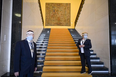Angajați ai MNAR, cu măști și viziere, așteaptă vizitatori în Galeria Permanență de Artă Europeană, la redeschiderea Muzeului Național de Artă al României, după mai bine de două luni | Foto: Hepta