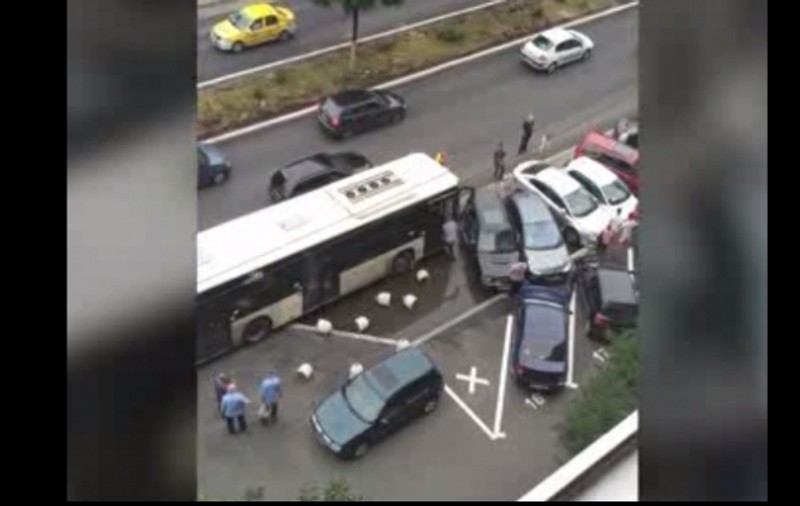 Un autobuz a distrus cinci mașini, în București. RATB a demarat o anchetă