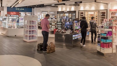 Un român care voia să zboare de la Londra la Bacău a trebuit să plătească de peste 3 ori prețul biletului după ce a vrut să-și ia ochelari de soare din duty-free