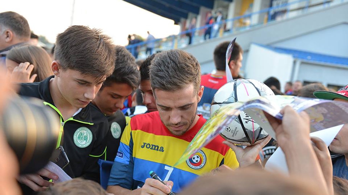 Alexandru Chipciu este înconjurat de copiii dornici de autografe