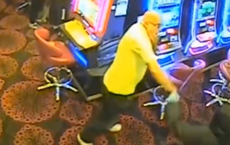 VIDEO | Un pensionar a doborât cu o singură lovitură un hoț înarmat cu o macetă