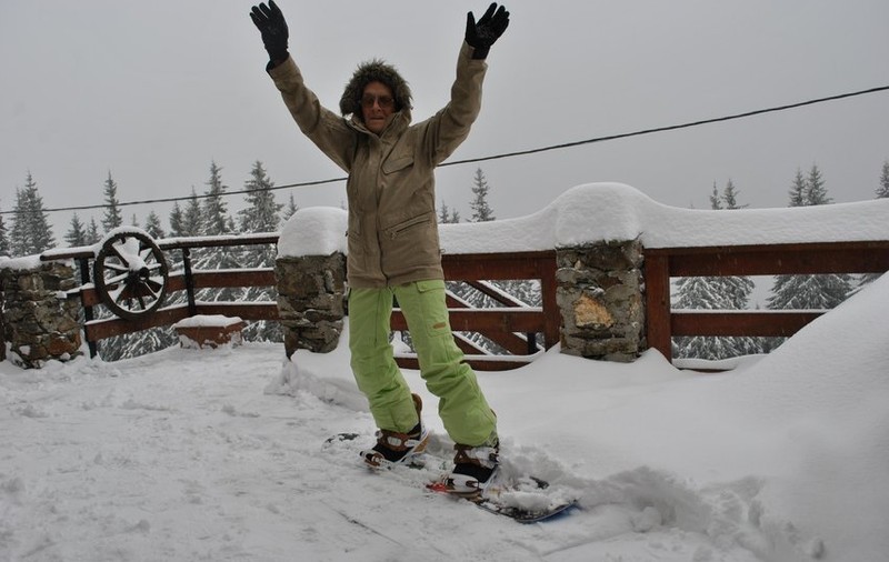 O femeie de 87 de ani se dă cu snowboard-ul în Gorj. „Nu-mi trecea prin cap să fac lucruri din astea, la vârsta mea”
