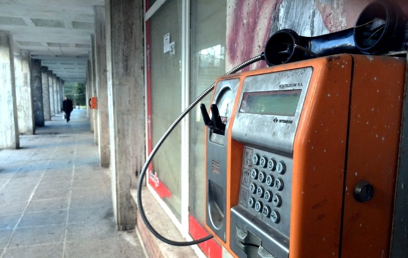 Telefonul public e istorie! România e una dintre puținele țări care au renunțat la aparatele stradale
