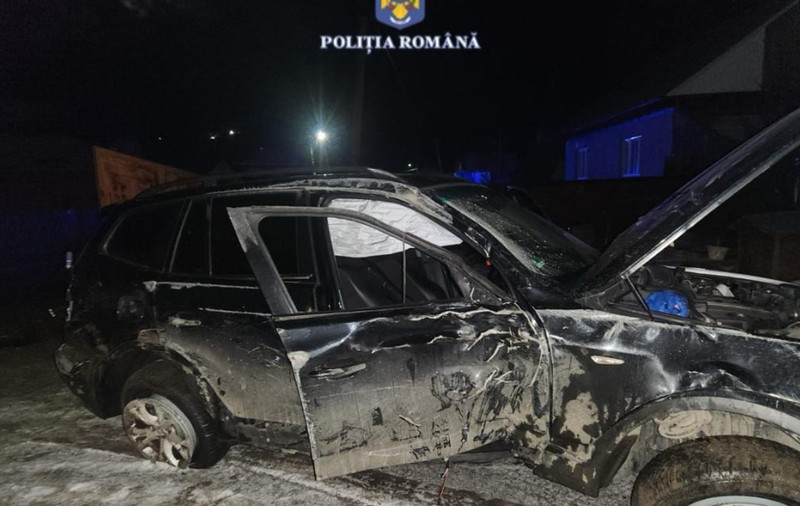 Doi tineri au intrat cu mașina în două garduri și s-au răsturnat, apoi au repus-o pe roți și au ascuns-o într-o curte, în Neamț