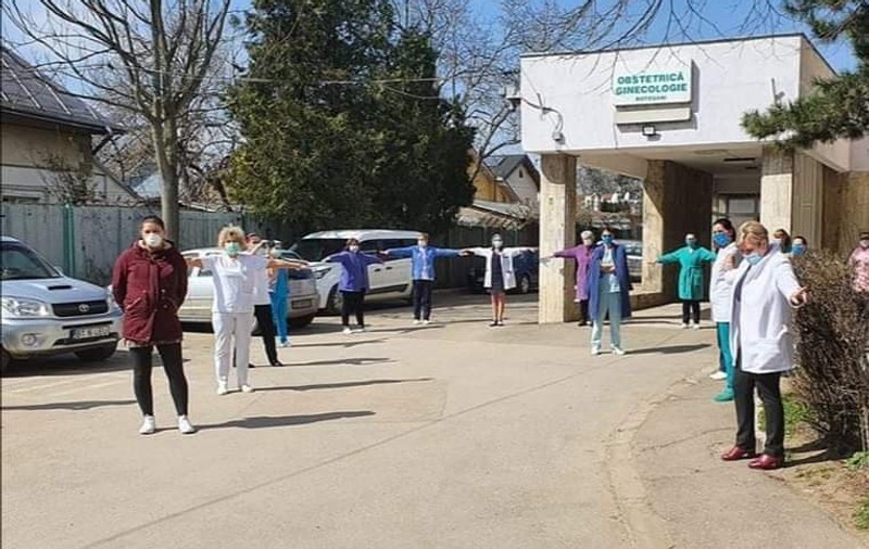 Protest în fața Maternității Botoșani. Medicii au ieșit în fața unității care ar urma să fie transformată în spital COVID-19. “Suntem disperați”