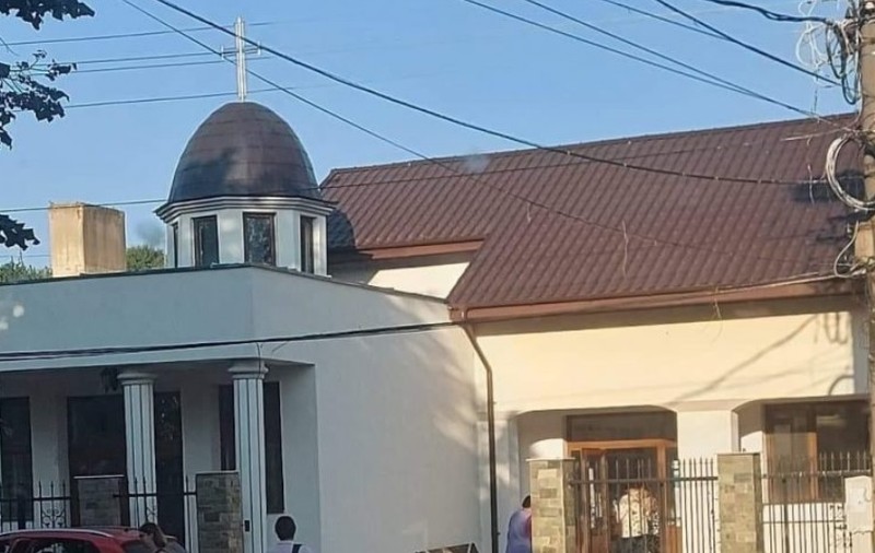 Într-o localitate din Tulcea, elevii învață în capela mortuară. Şcoala şi liceul sunt în reabilitare. Reacţia primarului