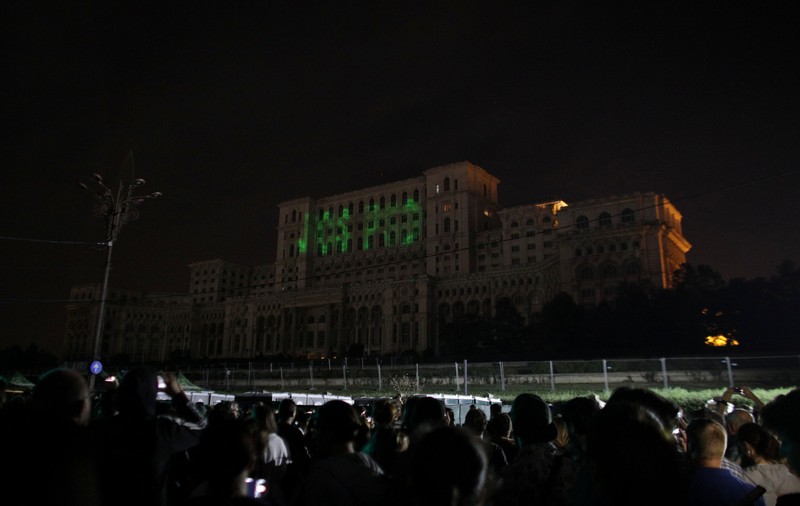 FOTO/ Mesaj anti-PSD pe clădirea Parlamentului, la festivalul iMapp. Ce spune cel care a făcut proiecția