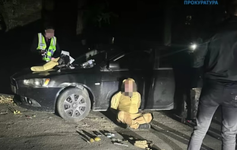 Patru ucraineni deghizați în polițiști au răpit un străin, l-au bătut și i-au cerut 100.000 de dolari ca să nu-l omoare