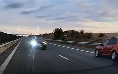 Șofer de 73 de ani, filmat în timp ce mergea pe sens opus pe Autostrada A1. A provocat și un incident rutier, dar și-a continuat drumul