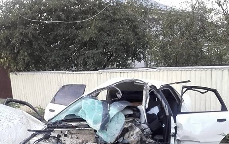Un adolescent din Focșani a murit, după ce a intrat cu mașina într-un stâlp