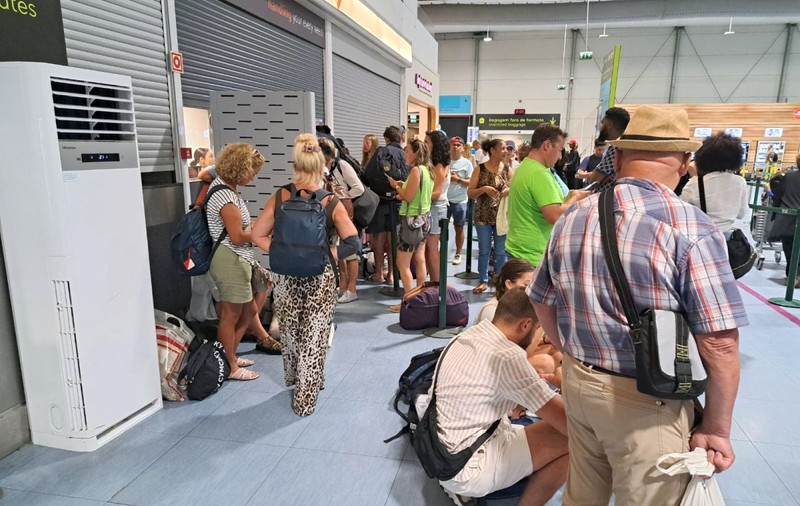 Zeci de turiști români, blocați pe aeroportul din Lisabona, după ce o cursă Wizz Air s-a anulat. „Nu ne-a spus nimeni nimic, nu ne ajută nimeni”. Precizările companiei