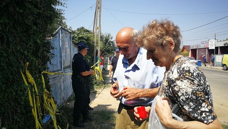 Vecinii lui Gheorghe Dincă au depus flori și au aprins lumânări în memoria victimelor