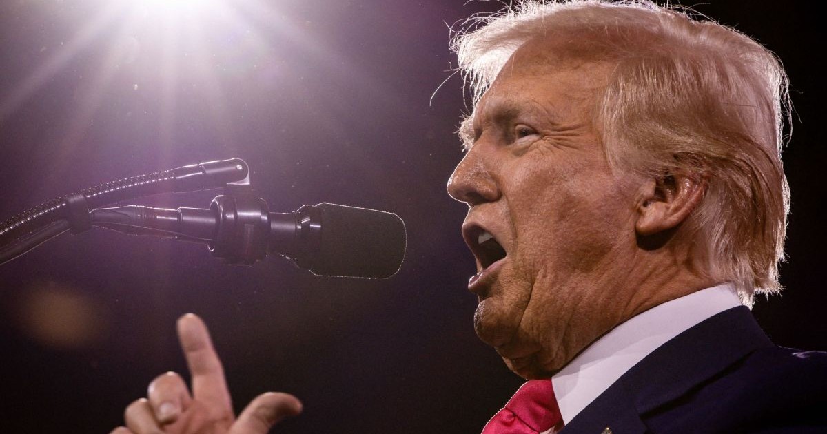 Președintele american Donald Trump vorbește la Conferința de acțiune politică conservatoare (CPAC) de la Gaylord National Resort and Convention Center, pe 22 februarie 2025, în Oxon Hill, Maryland