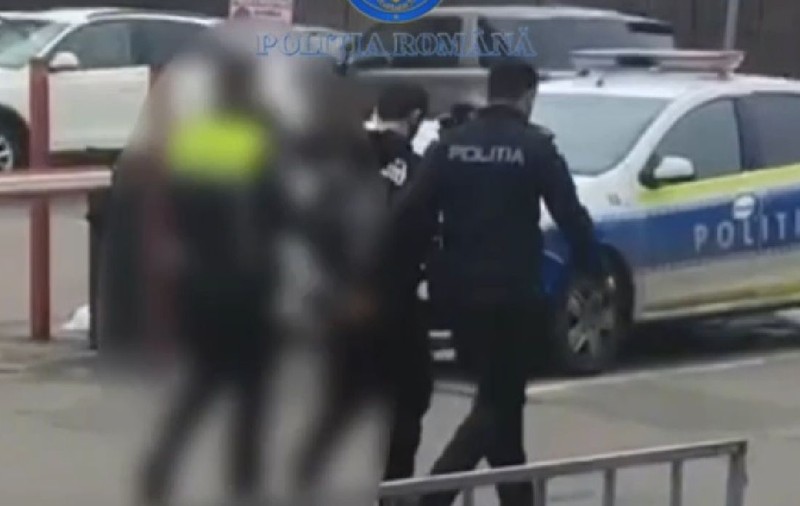 O tânără din București și-a pus iubitul de 18 ani să folosească un pistol de jucărie și să jefuiască bărbații pe care ea îi agăța pe Tinder